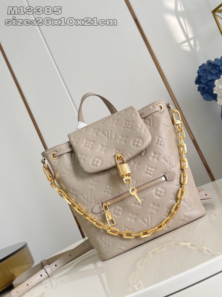 Borsa beige elegante con dettagli oro, catena raffinata e design versatile adatto a ogni occasione.