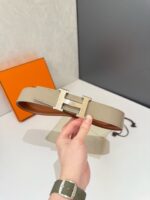 Cintura beige di lusso con fibbia moderna, eleganza e stile per ogni outfit fashion.