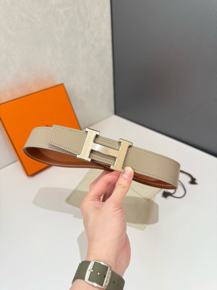 Cintura beige di lusso con fibbia moderna, eleganza e stile per ogni outfit fashion.