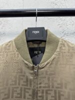 Giacca bomber beige Fendi, logo tono su tono, stile moderno e raffinato.