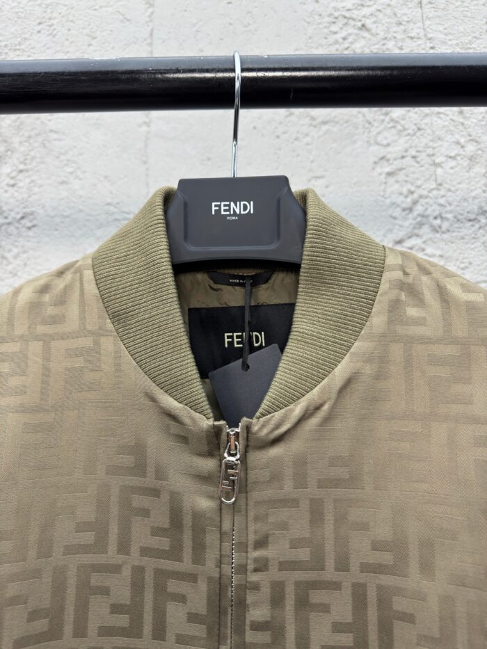 Giacca bomber beige Fendi, logo tono su tono, stile moderno e raffinato.
