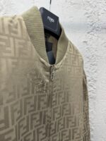 Bomber beige Fendi con logo iconico, stile elegante e moderno, perfetto per un look di lusso.
