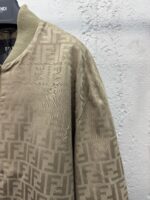 Giacca beige di lusso con logo tono su tono, stile moderno e vestibilità elegante.