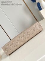 Borsetta clutch beige di lusso con motivi embossati e logo stilizzato, elegante e versatile.