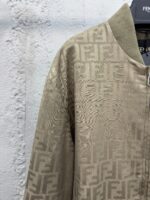 Giacchetto bomber beige con logo intrecciato, stile elegante e versatile per ogni occasione.