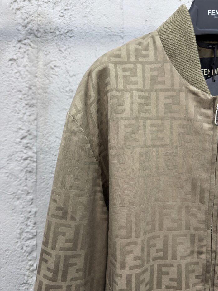 Giacchetto bomber beige con logo intrecciato, stile elegante e versatile per ogni occasione.