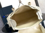 Borsa Dior beige di lusso con interno spazioso, dettagli eleganti e cover blu raffinata.