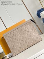 Borsa Dior beige con monogramma, dettagli eleganti e stile moderno su superficie raffinata.