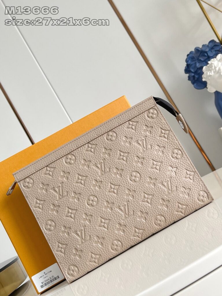 Borsa Dior beige con monogramma, dettagli eleganti e stile moderno su superficie raffinata.