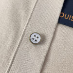 Cardigan beige di lusso con bottone metallico, tessuto morbido e dettagli raffinati.