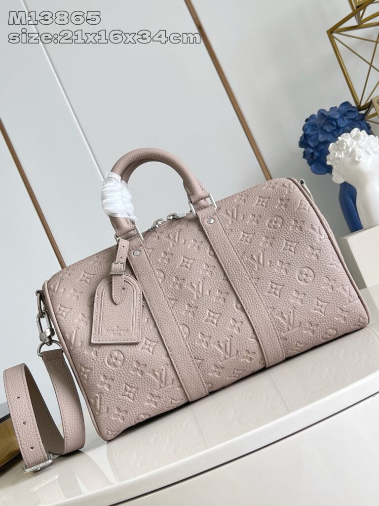 Borsa in pelle rosa pastello con dettagli di lusso, manici eleganti e tracolla rimovibile.