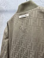 Giacchetto beige di lusso con logo F e colletto alto, stile elegante e versatile.
