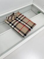 Camicia plaid di lusso in esposizione moderna, elegante e di alta qualità.