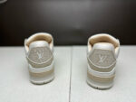 Sneakers beige di lusso con logo LV, stile elegante, comfort e design moderno.