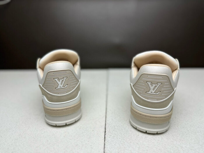 Sneakers beige di lusso con logo LV, stile elegante, comfort e design moderno.