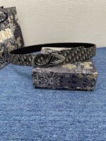 Cintura di lusso con scatola elegante in stile raffinato, perfetta per look sofisticati.