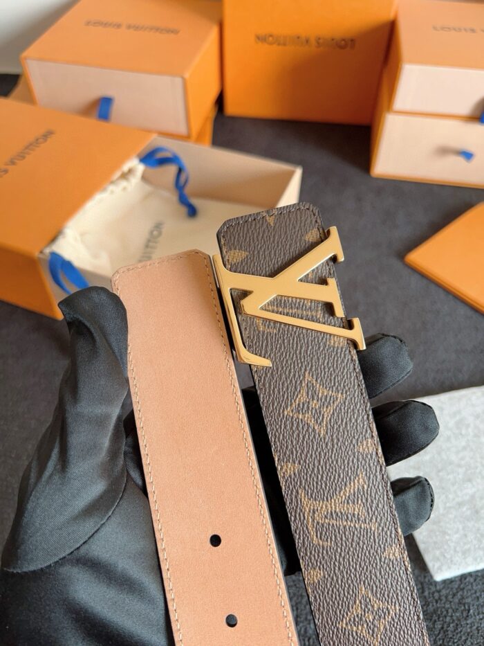 Cintura Louis Vuitton con fibbia dorata e confezioni di lusso.