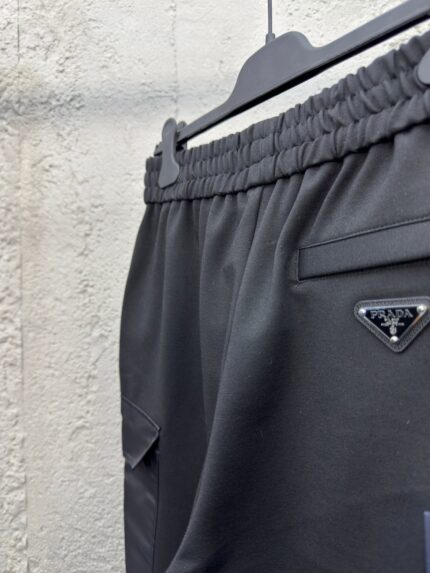 Pantaloni athleisure neri di lusso con vita elasticizzata, tasca e logo discreto.