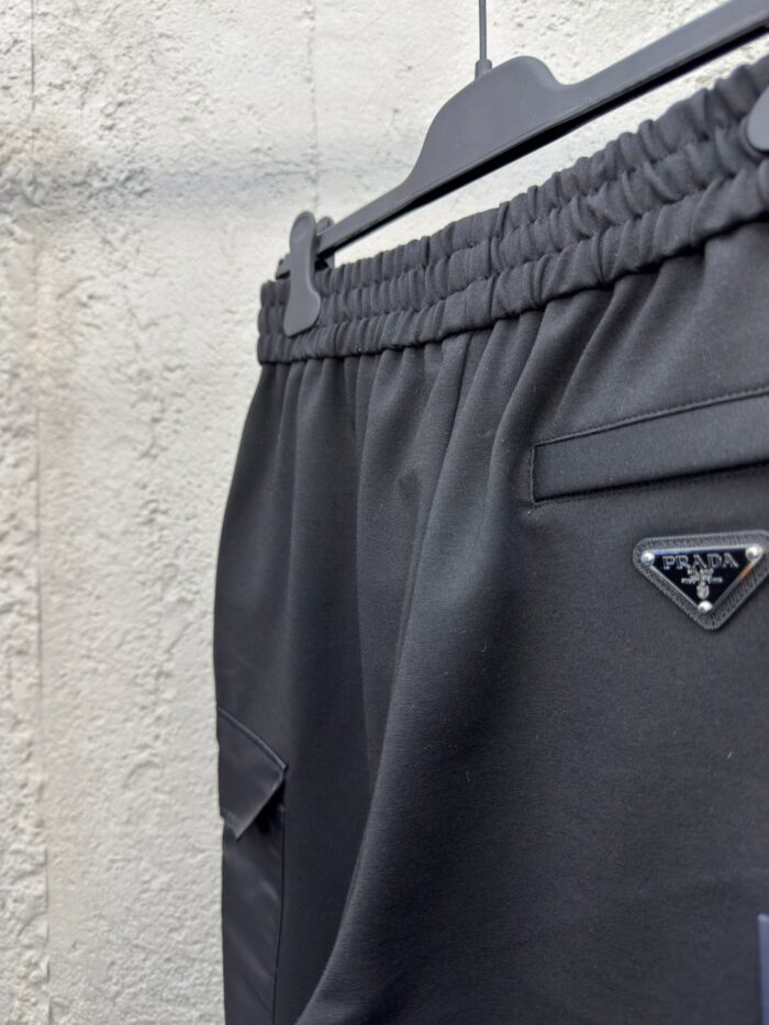 Pantaloni athleisure neri di lusso con vita elasticizzata, tasca e logo discreto.