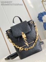 Zaino nero di lusso con chiusura oro e catena eleganti, stile moderno e versatile.