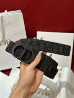 Cintura nera di lusso con fibbia rotonda elegante, stile moderno e dettagli raffinati.