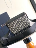 Borsa Dior in crema e blu navy, design elegante e dettagli di lusso, perfetta per ogni occasione.