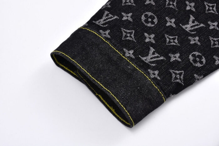 Cuff in denim nero con dettagli logo e cucitura gialla, stile moderno e di lusso.