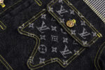 Jeans neri di lusso con tasca logo ricamata e cuciture gialle moderne.