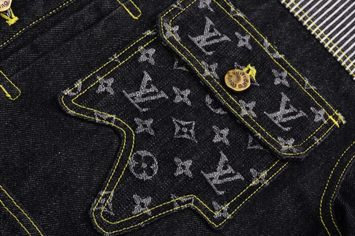 Jeans neri di lusso con tasca logo ricamata e cuciture gialle moderne.
