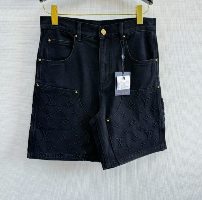 Shorts in denim nero Louis Vuitton con monogramma embossato e dettagli di lusso.