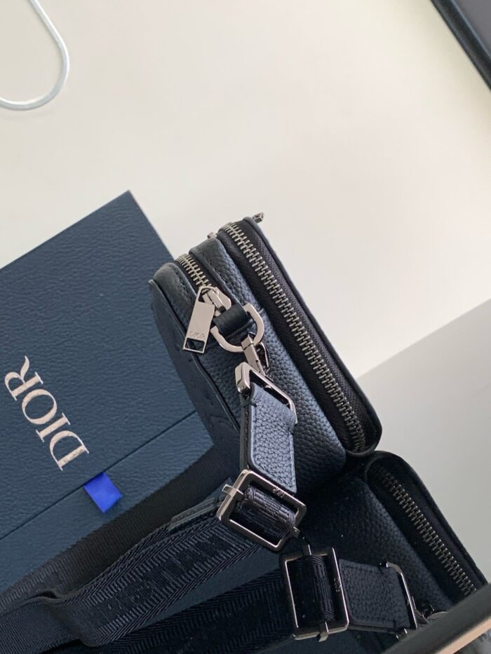 Borsa Dior nera in pelle con dettagli in argento e confezione elegante.