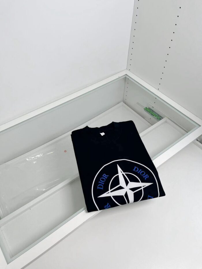 T-shirt nero Dior con logo moderno in vetrina minimalista di lusso.