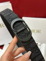 Cintura Dior nera con fibbia opaca, dettagli elegante, perfetta per uno stile sofisticato.