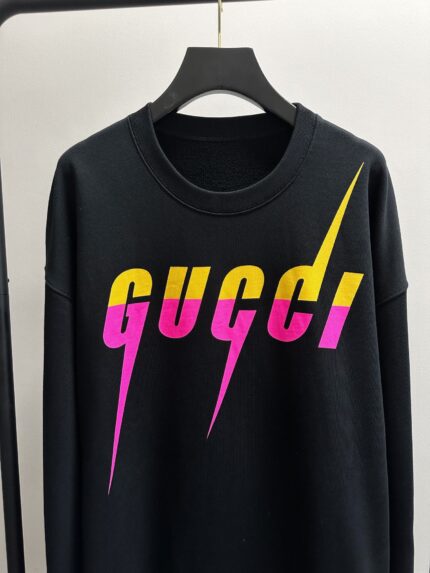 Felpa nera Gucci con logo colorato e stile moderno, perfetta per streetwear di alta qualità.