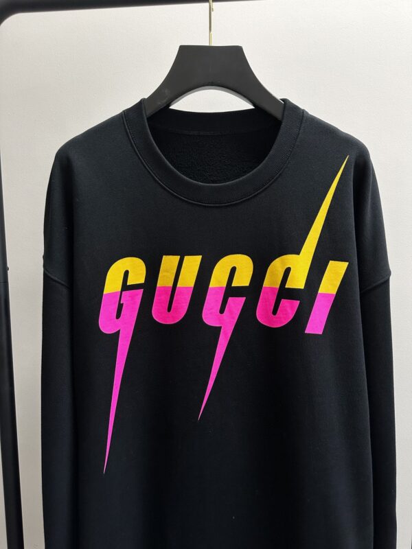 Felpa nera Gucci con logo colorato e stile moderno, perfetta per streetwear di alta qualità.