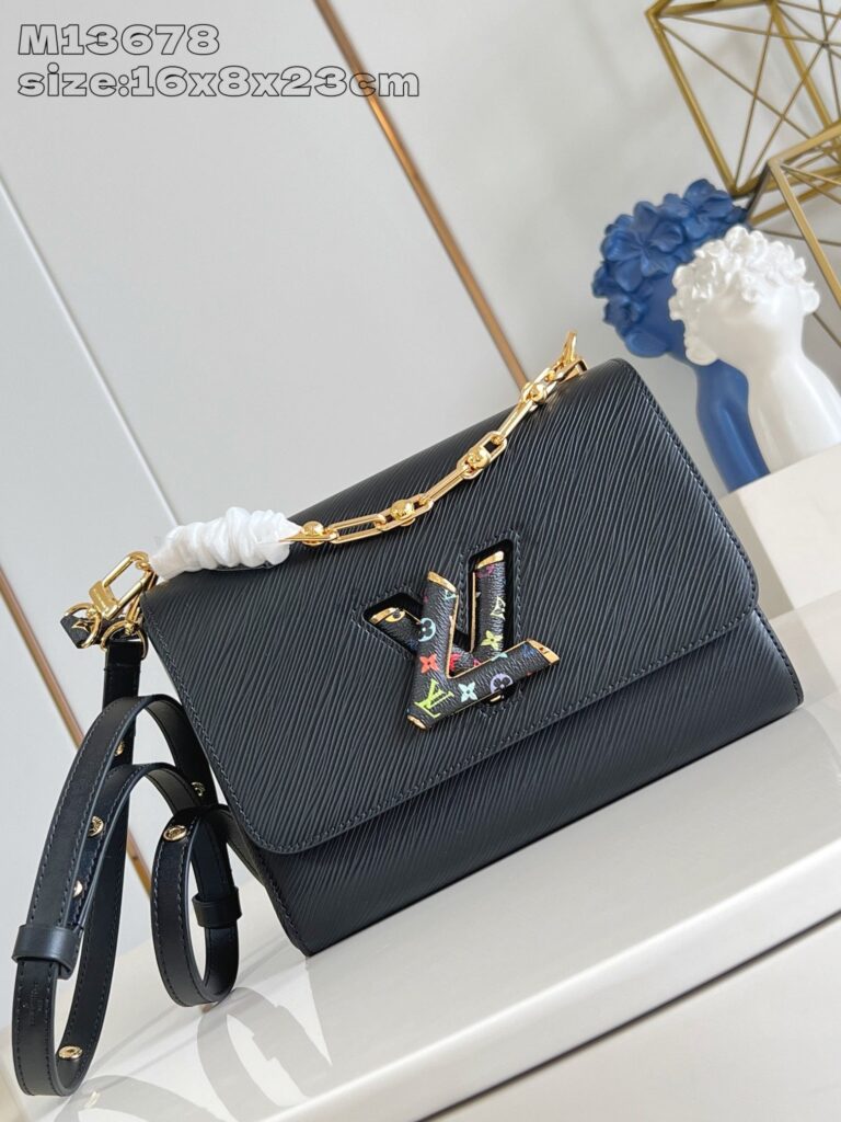 Borsa nera di lusso con logo colorato e tracolla regolabile in pelle texturizzata.