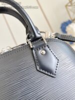 Borsa elegante nera in sintetico con dettagli in metallo, stile sofisticato e versatile.