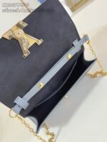 Borsa nera elegante con dettagli in pelle e catena dorata, perfetta per occasione formale o casual.