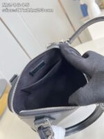 Borsa in pelle nera di alta qualità con interno minimalista e chiusura lampo elegante.