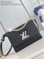 Borsa donna in pelle nera, con chain, logo metallico e design elegante.