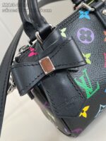 Borsa nera di lusso con motivi colorati, fiocco elegante e dettagli raffinati.