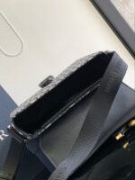 Borsa di lusso in materiale testurizzato con tracolla regolabile e design elegante.