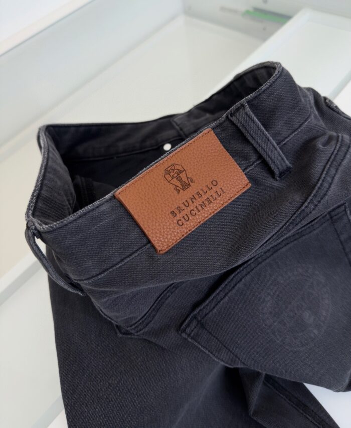 Jeans neri di alta qualità con patch in pelle Brunello Cucinelli, stile elegante e versatile.