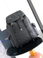 Zaino di pelle nera elegante con dettagli in metallo e finiture sofisticate.