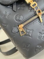 Zaino di lusso in pelle nera, dettagli oro, design elegante e iconico monogramma.
