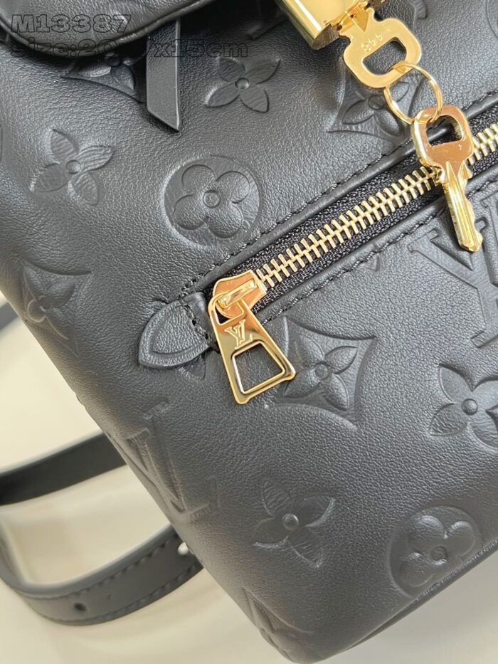 Zaino di lusso in pelle nera, dettagli oro, design elegante e iconico monogramma.