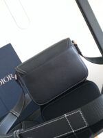 Borsa nera in pelle con tracolla elegante e dettagli moderni, perfetta per uno stile raffinato.