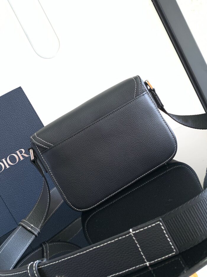 Borsa nera in pelle con tracolla elegante e dettagli moderni, perfetta per uno stile raffinato.