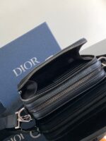 Borsa Dior in pelle nera elegante, con tracolla rimovibile e scatola blu raffinata.
