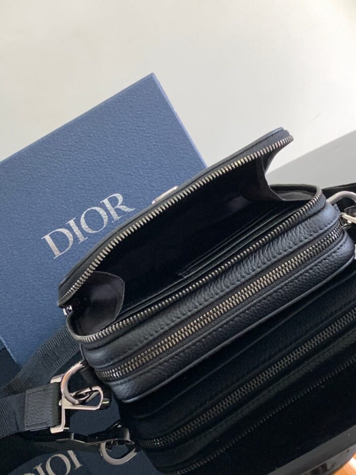 Borsa Dior in pelle nera elegante, con tracolla rimovibile e scatola blu raffinata.